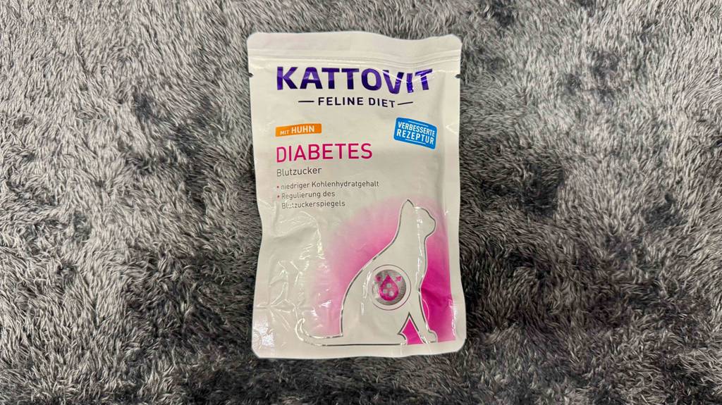 Auf der Vorderseite der Verpackung von getestetem Diabetes-Katzenfutter stehen Informationen zum Inhalt.