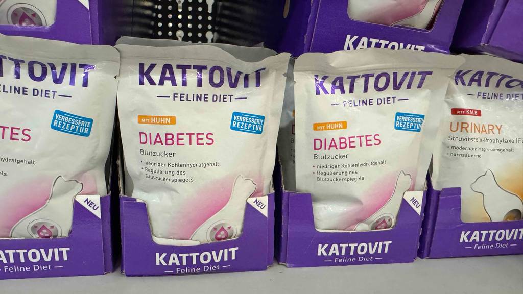 Diabetes-Katzenfutter im Test: Mehrere Packungen stehen neben- und hintereinander in einem Regal.