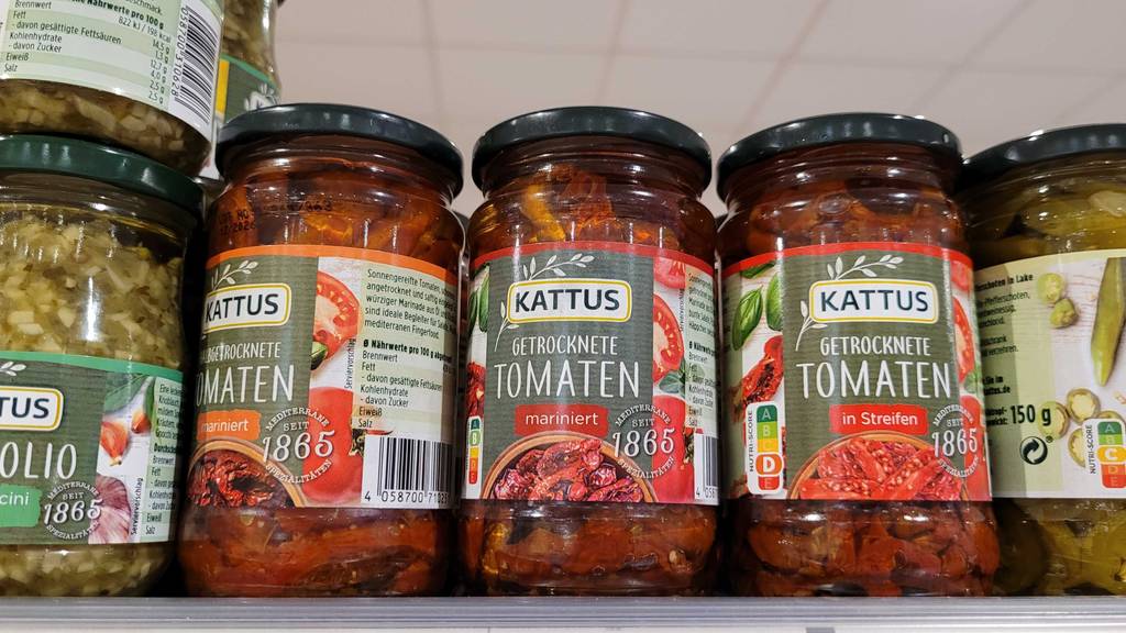 Im Test: Getrocknete Tomaten in Öl in Gläsern stehen auf einem Verkaufsregal neben anderem eingelegtem Gemüse.