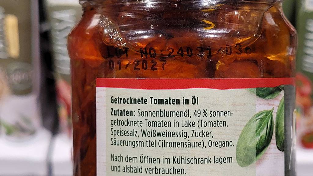 Im Test: Getrocknete Tomaten in Öl in einem Glas, mit Fokus auf das Etikett und die darauf gedruckten Zutaten.