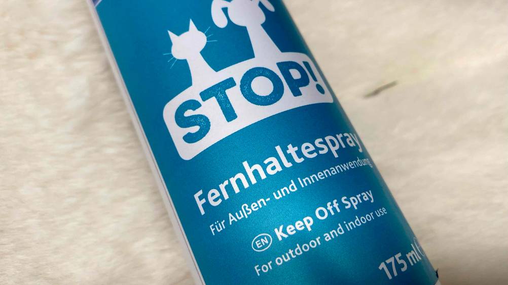 Nahaufnahme des Labels einer Flasche Katzen-Fernhaltespray im Test.
