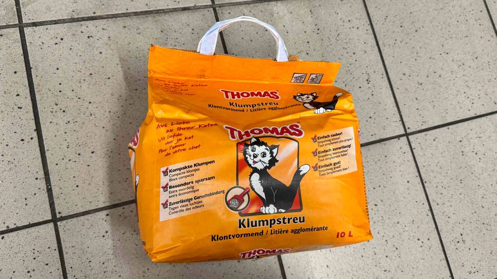 Getestet: Ein Katzen-Klumpstreu liegt auf einem Fließenboden.