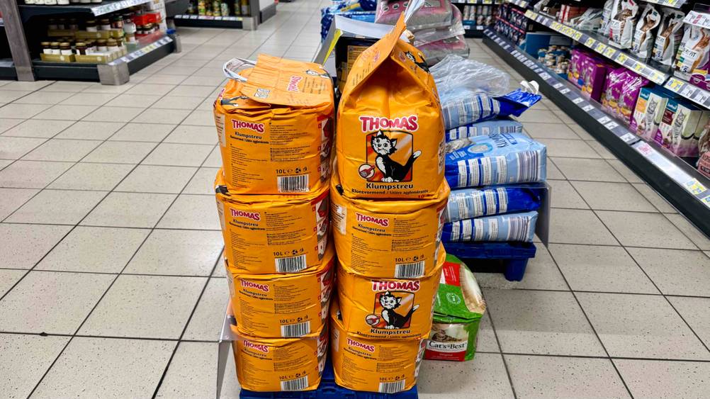 Mehrere Packungen des Katzen-Klumpstreu im Test auf einer Palette in einem Verkaufsladen.