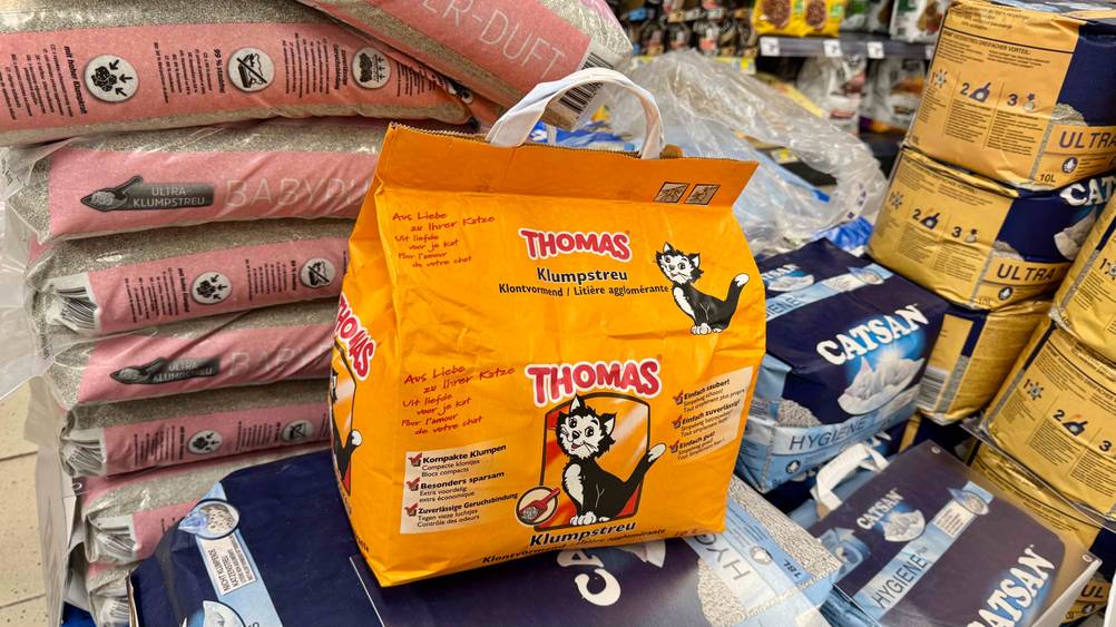 Eine Packung des getesteten Katzen-Klumpstreu steht auf Produkten anderer Marken.