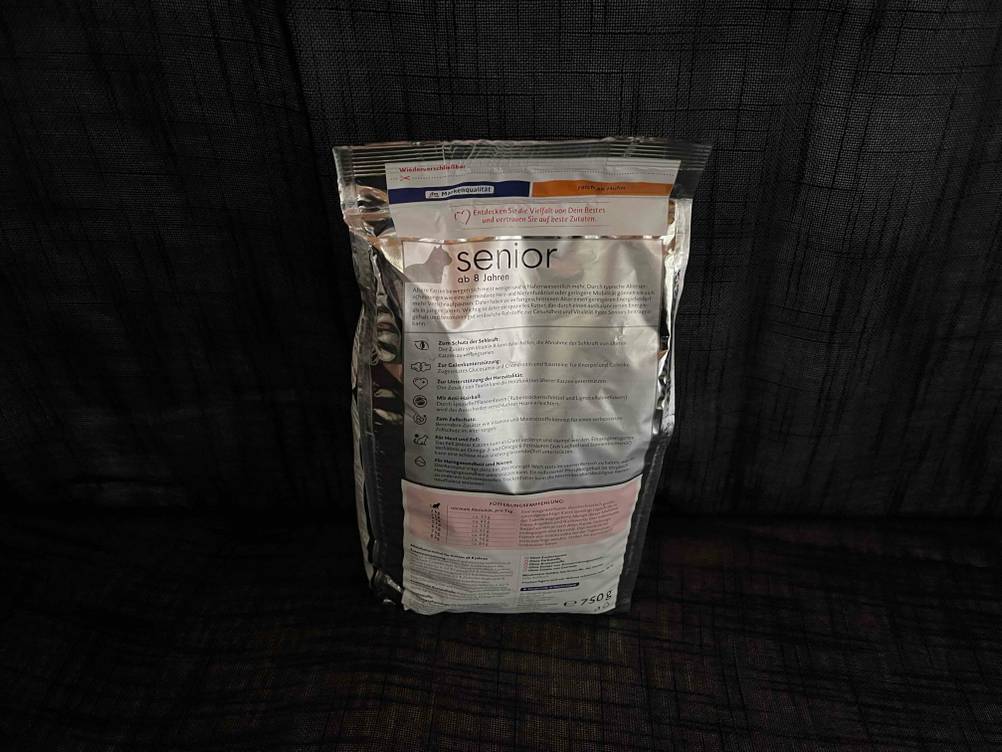 Rückseite der Verpackung des getesteten Katzen-Trockenfutters mit Informationen.