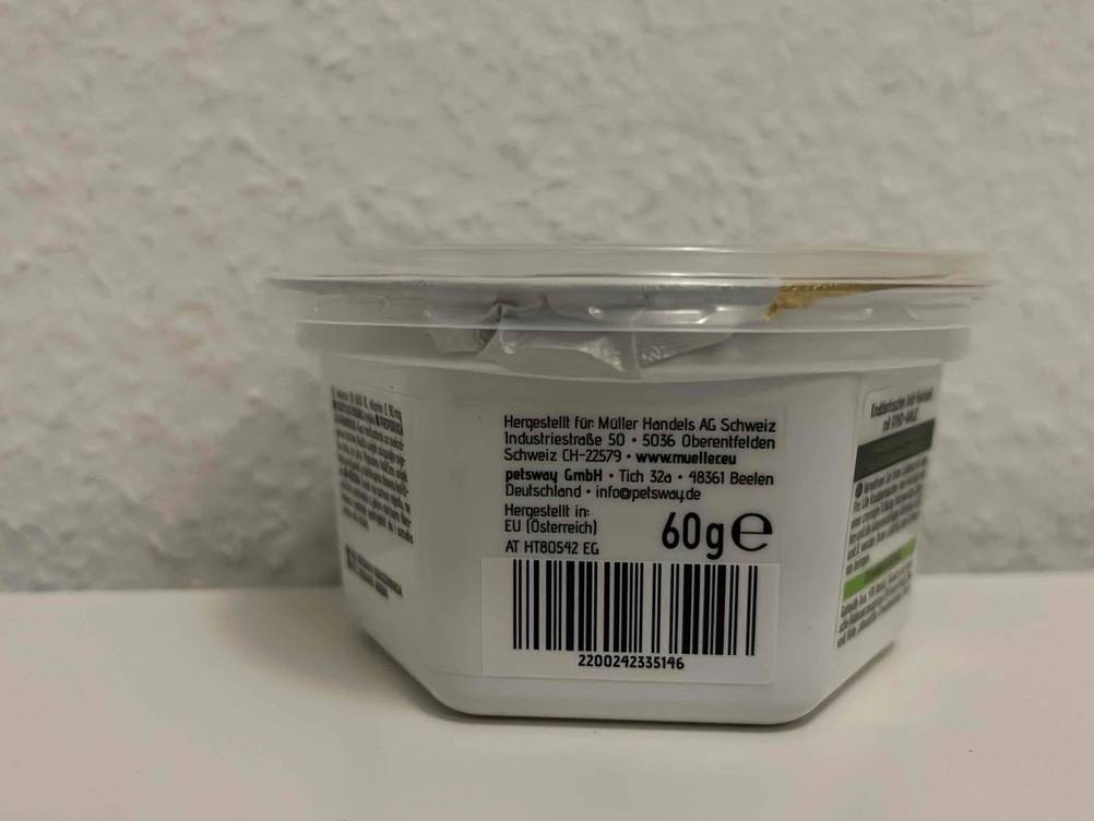Im Test: Eine Dose Katzenfutter von der Seite mit Herstellerangaben.