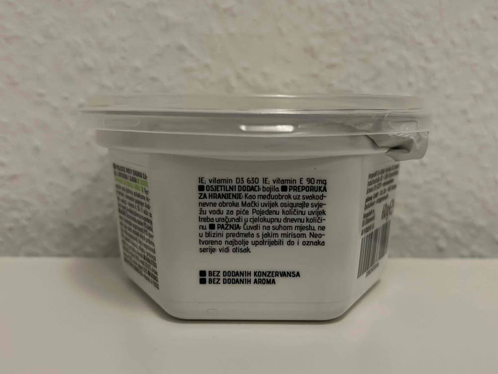 Katzenfutter getestet: Eine Dose von der Seite mit Angaben.