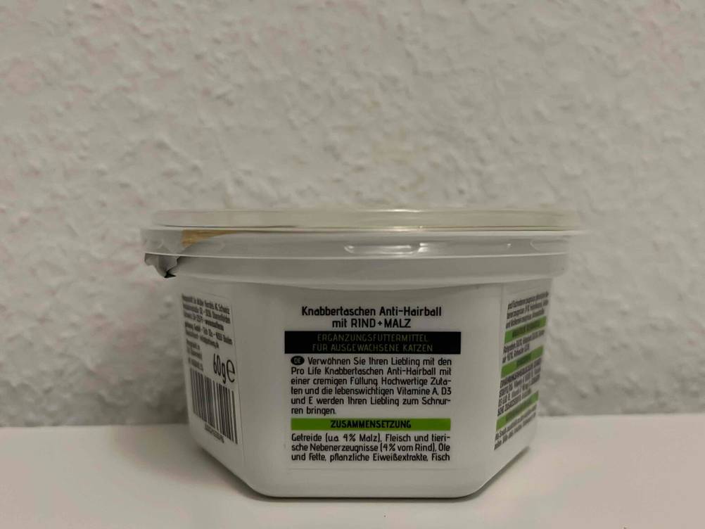 Nahaufnahme des Infolabels auf einer Packung des getesteten Katzenfutters.