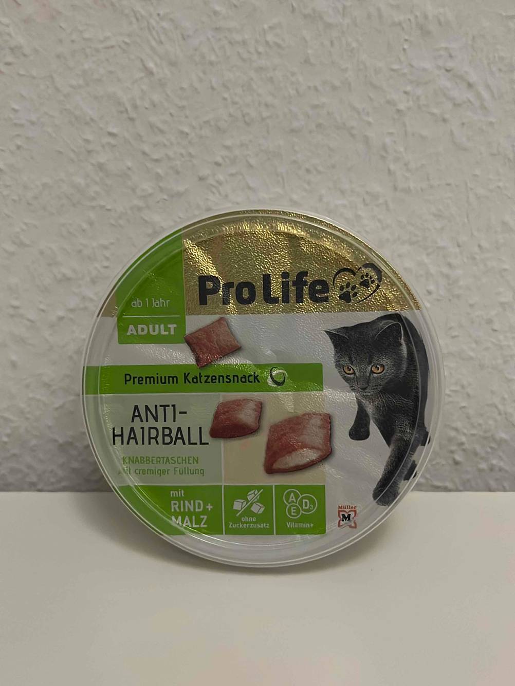 Eine Dose des getesteten Katzenfutters von vorne vor einer hellen Wand.