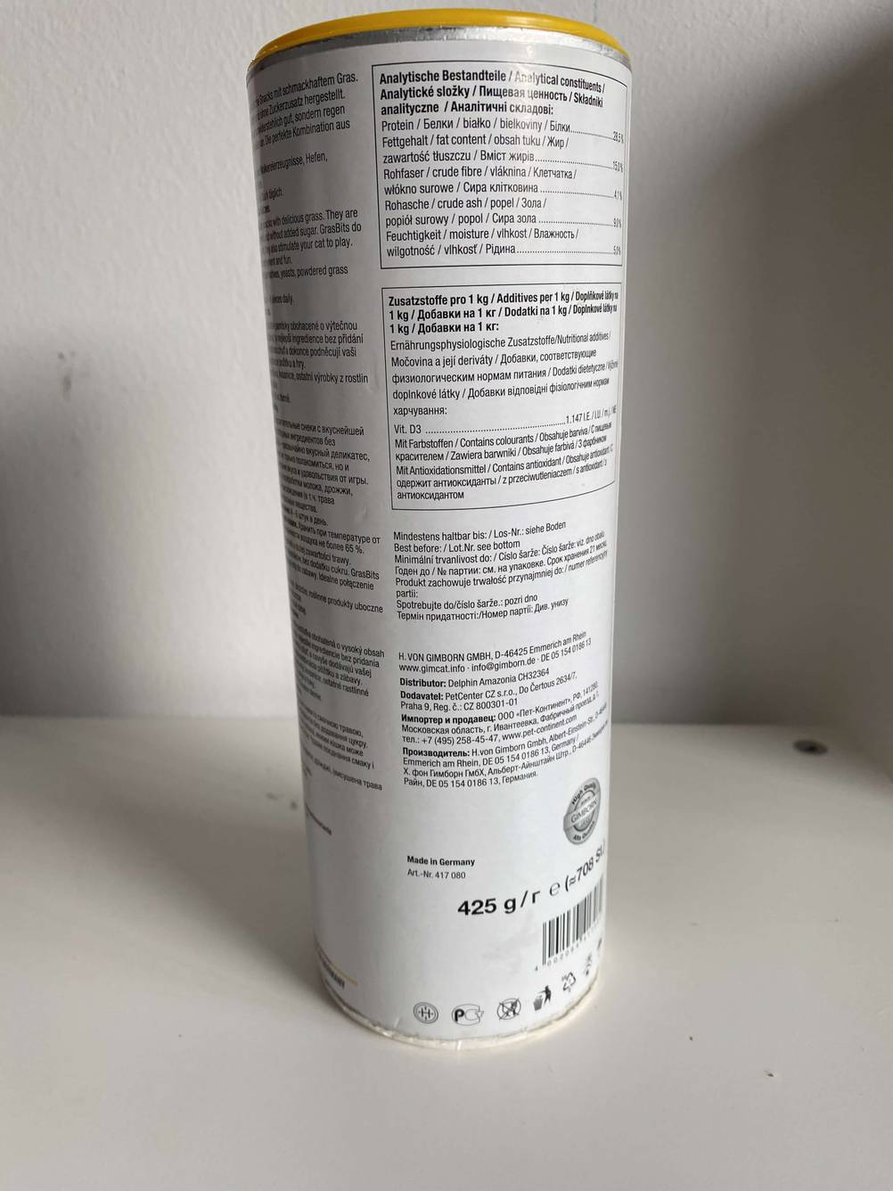 Im Test: Rückseite einer Dose Katzengras vor einer hellen Wand.