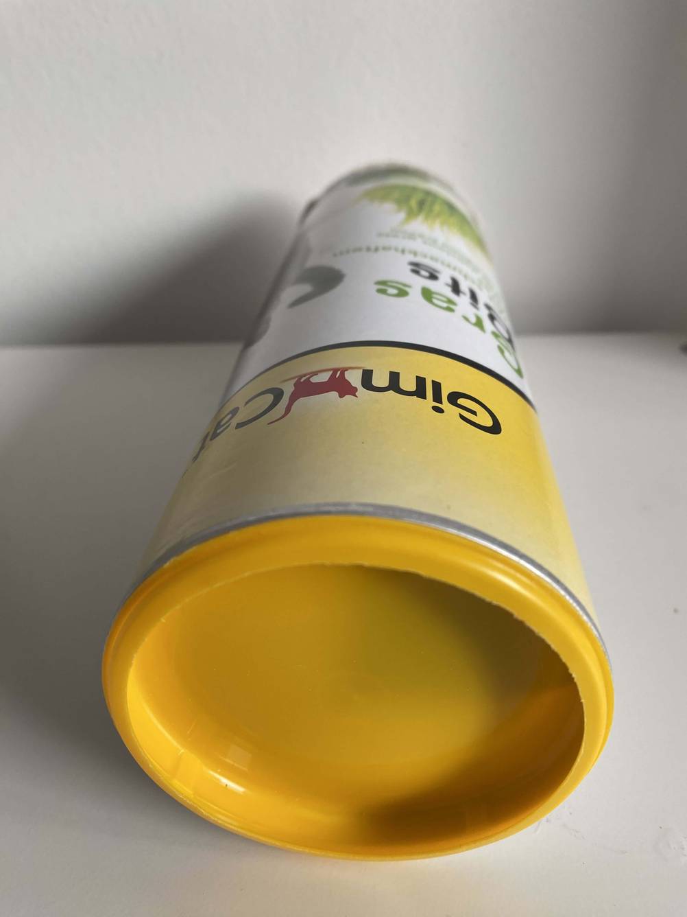 Katzengras getestet: Nahaufnahme des gelben Deckels einer Dose auf einer hellen Fläche.