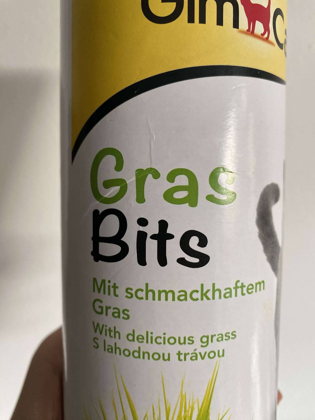 Nahaufnahme des Labels einer Dose des getesteten Katzengrases mit Produktbezeichung.