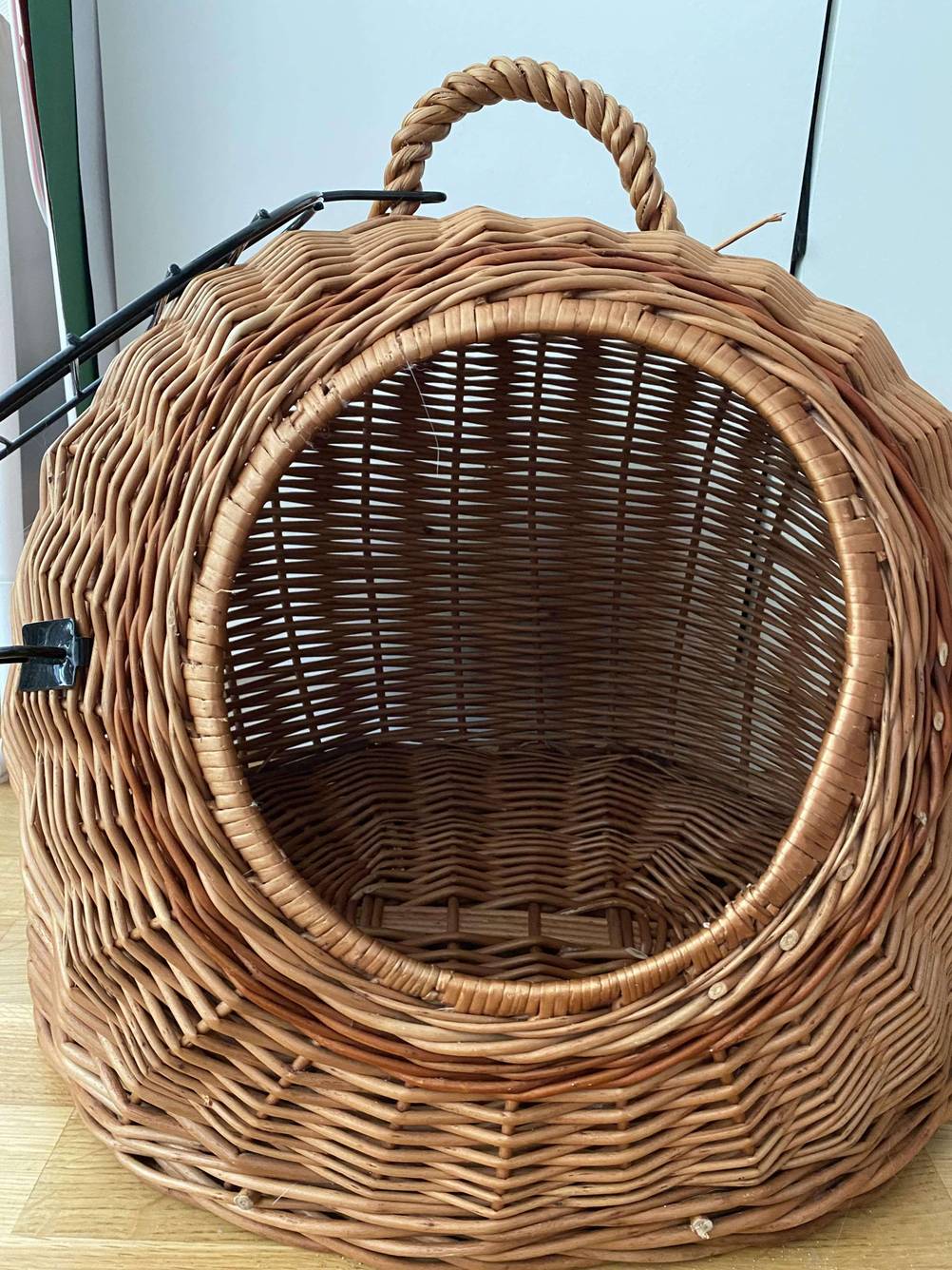 Öffnung von einem getestetem Katzenhaus.