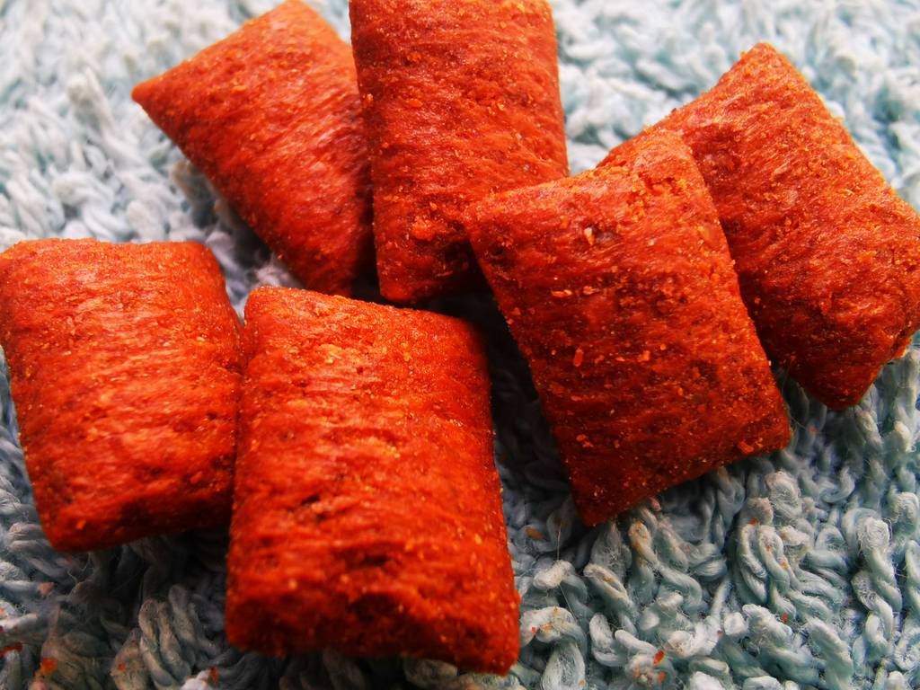 Nahansicht von ein paar Katzenleckerlies im Test.