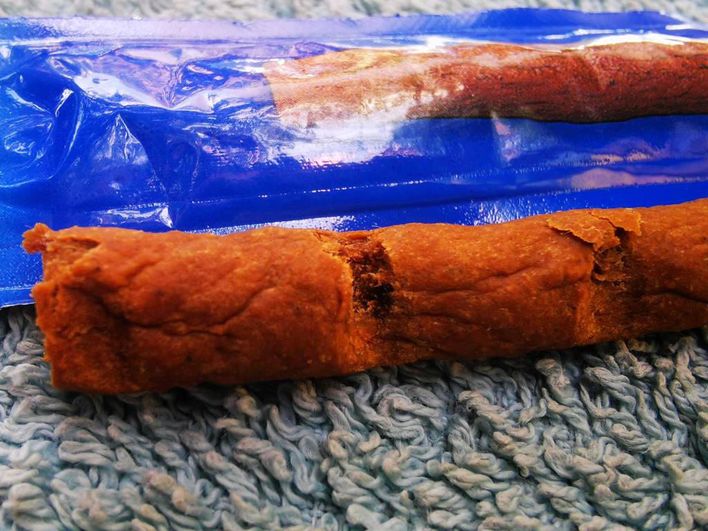 Katzenleckerlies-Test: Eine Leckerliestange im Detail.