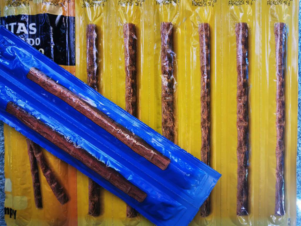 Katzenleckerlies im Test: Blick auf mehrere verpackte Leckerlie-Stangen.