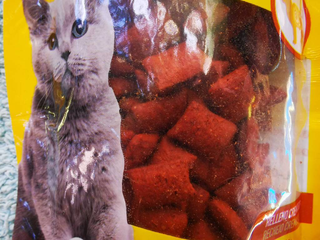 Detailansicht von Katzenleckerlies im Test durch die transparente Verpackung.