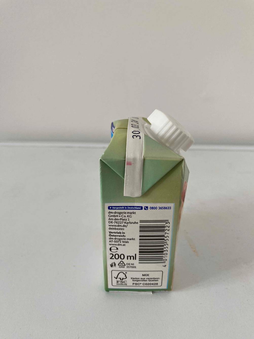 Katzenmilch getestet: Seite einer Packung mit Strichcode.