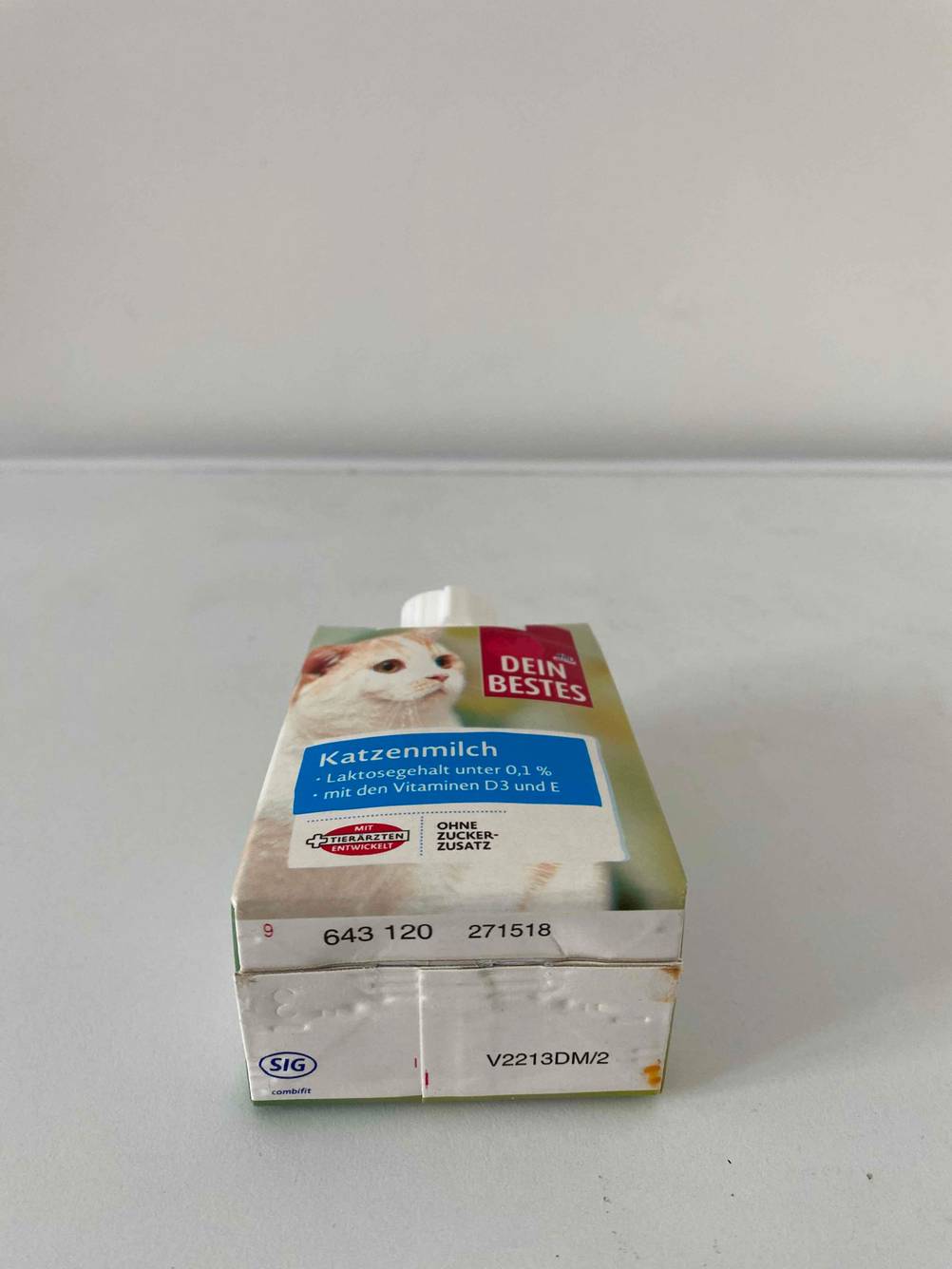 Boden in Nahaufnahme einer Packung der getesteten Katzenmilch auf einer hellen Fläche.