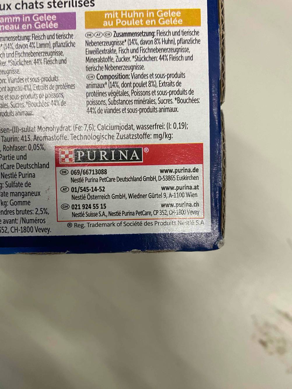 Katzennassfutter getestet: Nahaufnahme der Angaben zum Hersteller auf der Rückseite der Verpackung.
