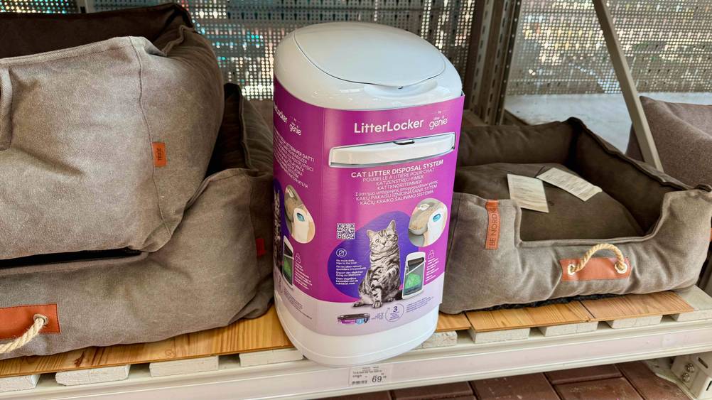 In einem Regal neben anderen Produkten steht ein getesteter Katzenstreu-Entsorgungseimer.