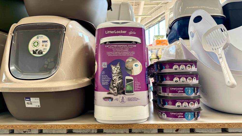 Ein getesteter Katzenstreu-Entsorgungseimer in einem Verkaufsregal neben anderen Produkten.