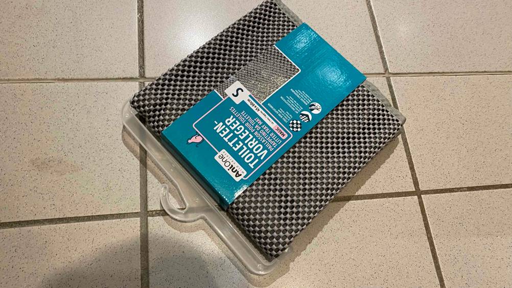 Auf dem Boden liegt eine getestete Katzenstreu-Matte.