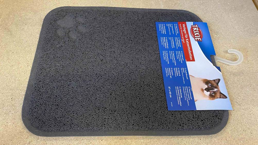 Im Test: Eine Katzenstreu-Matte horizontal in Originalverpackung auf einer hellen Fläche.
