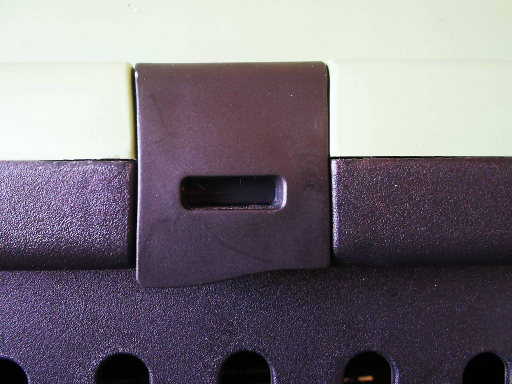 Katzentransportbox -Test: Detailansicht des Clipverschlusses.