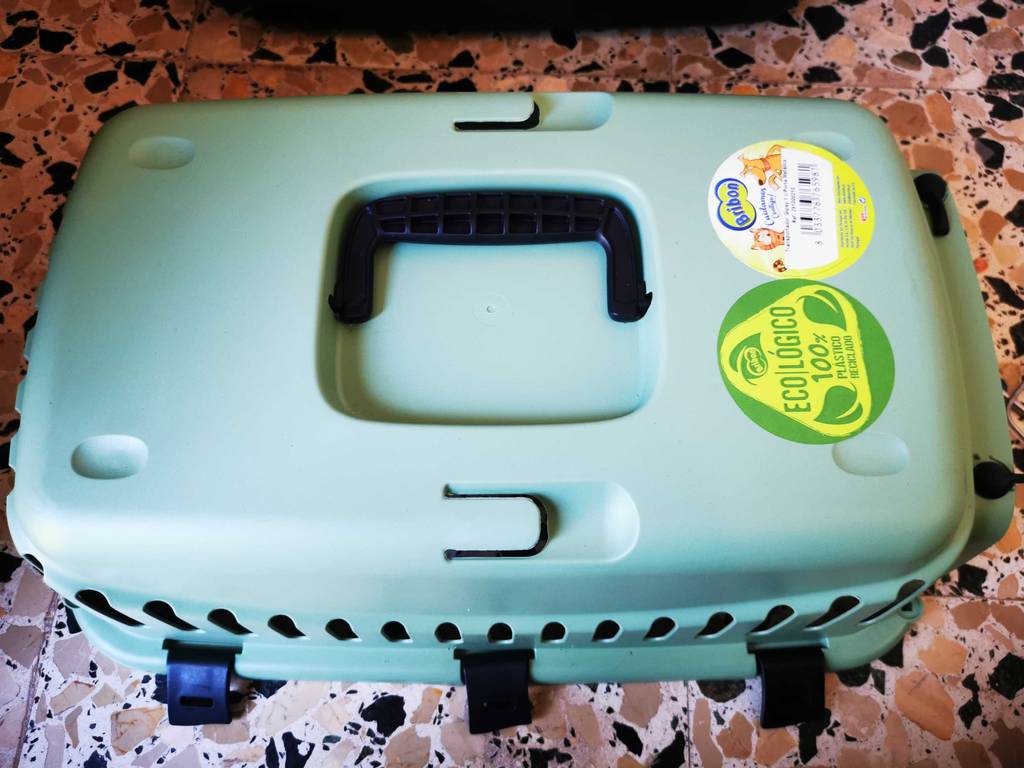 Ansicht des Deckels mit Handgriff einer getesteten Katzentransportbox von oben.