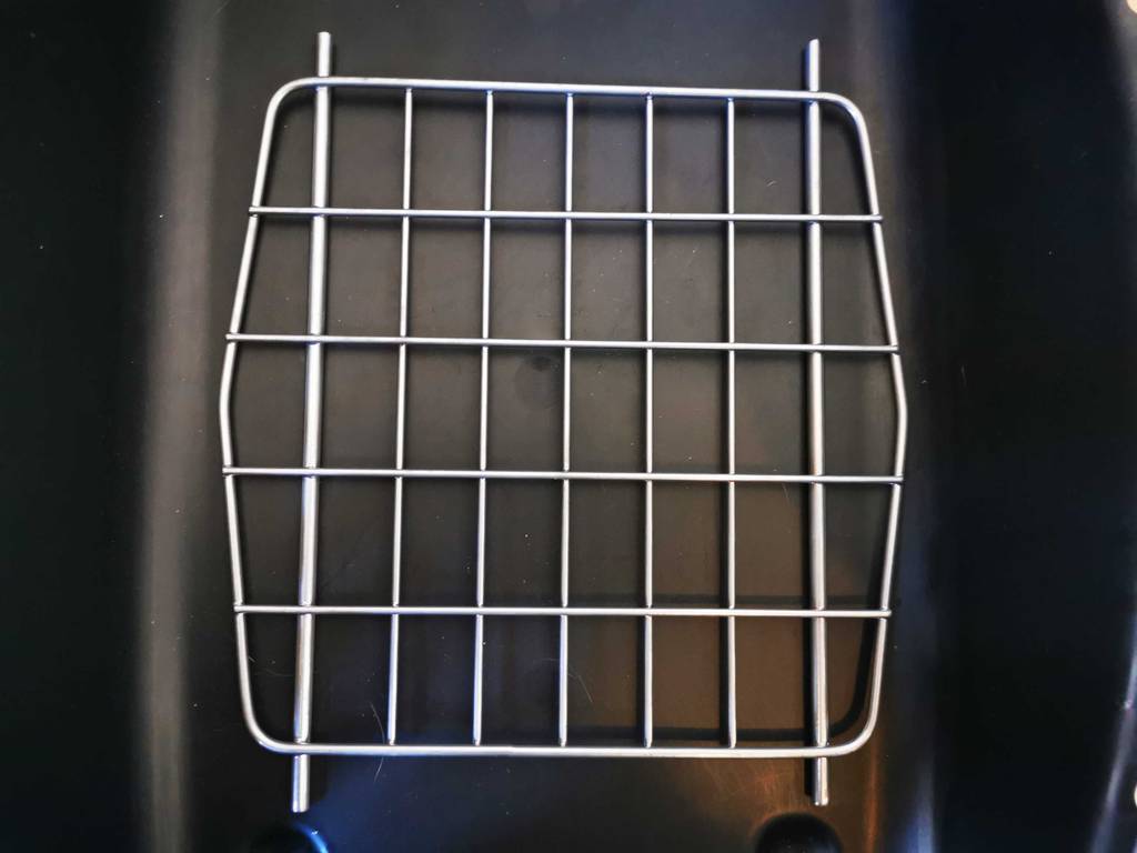 Katzentransportbox getestet: Das Türgitter liegt in der Box.