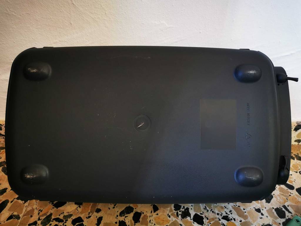 Der Korb einer getesteten Katzentransportbox lehnt mit der Unterseite nach vorn an einer Wand.