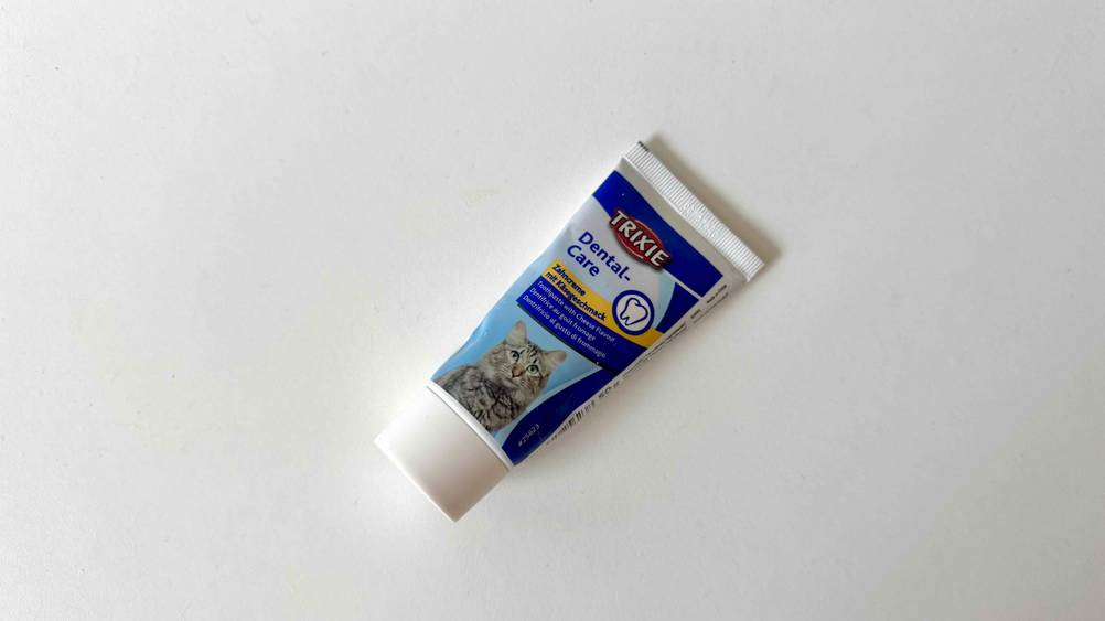 Eine Tube der getesteten Katzenzahnpasta auf einer hellen Fläche.