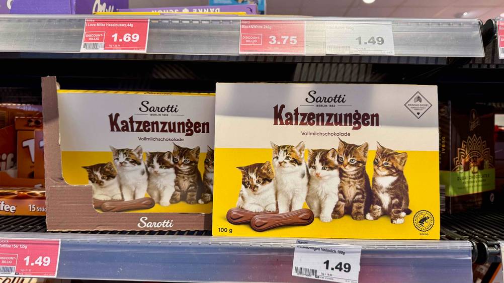 Mehrere Packungen der Katzenzungen im Test in einem Verkaufsregal.