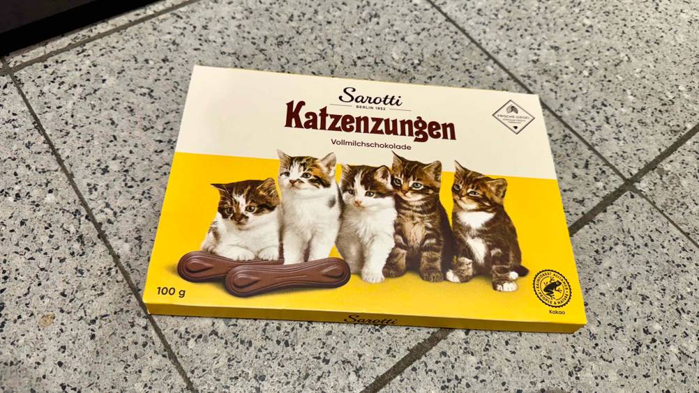 Katzenzungen getestet: Eine Packung liegt auf dem Fließenboden.