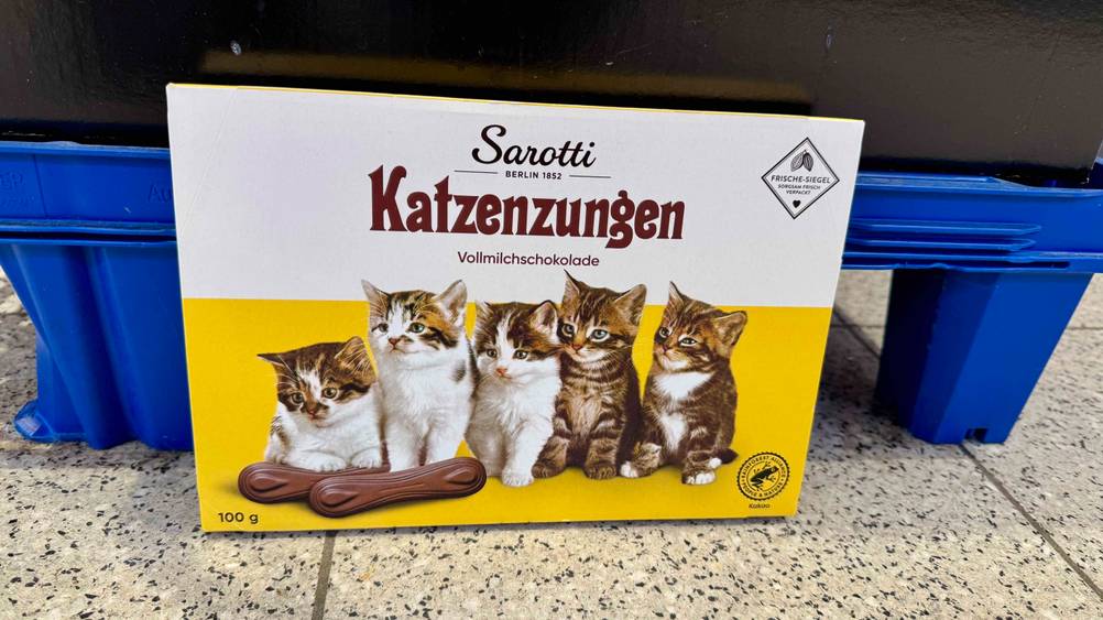 Eine Packung der getesteten Katzenzungen steht vor einer Plastikpalette auf dem Boden.