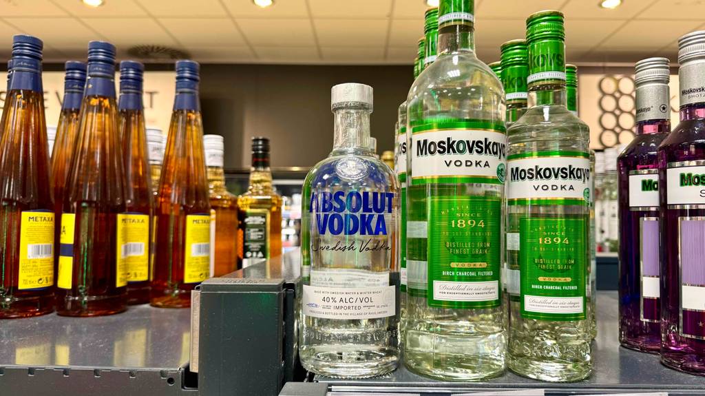 Absolut-Vodka-Test: Eine 700-ml-Flasche steht neben weiteren Vodkasorten auf dem Regal.