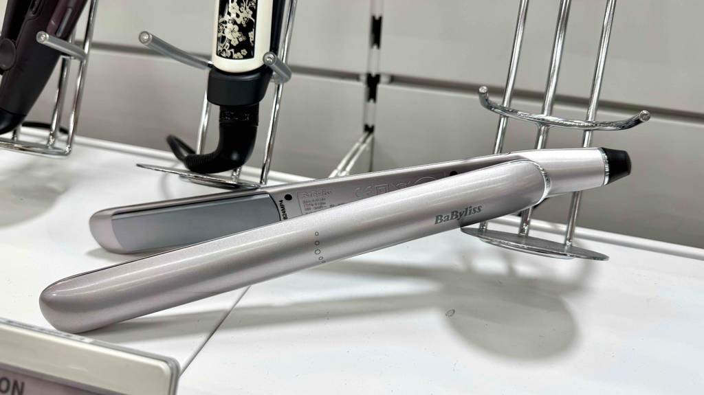 Getestet: Das Babybliss-Glätteisen in Silber liegt auf einem weißen Verkaufsregal.