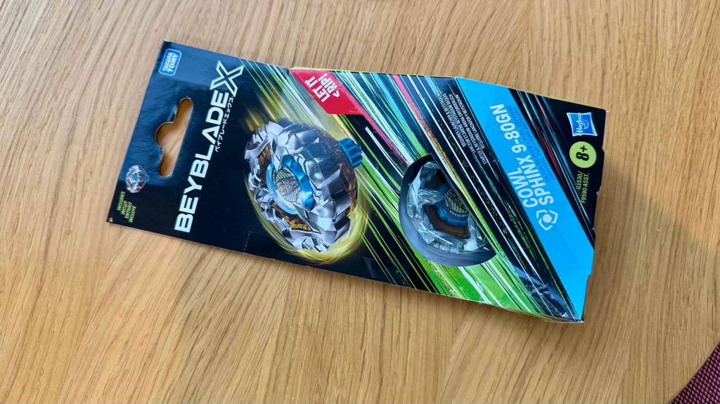 Nahaufnahme eines getesteten Beyblade-Spielzeug, das sich in der Originalverpackung befindet.