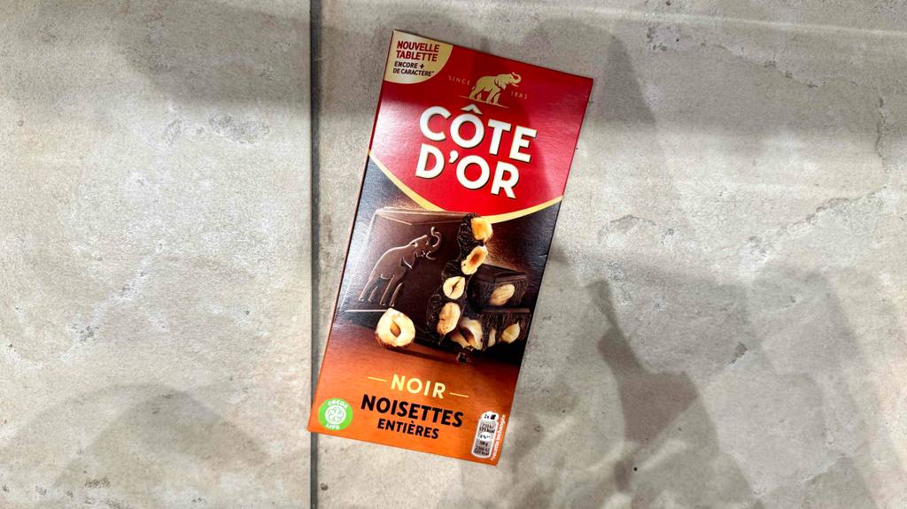 Getestet: Côte d’Or-Schokolade in der roten Verpackung mit Nüssen liegt auf dem Boden.
