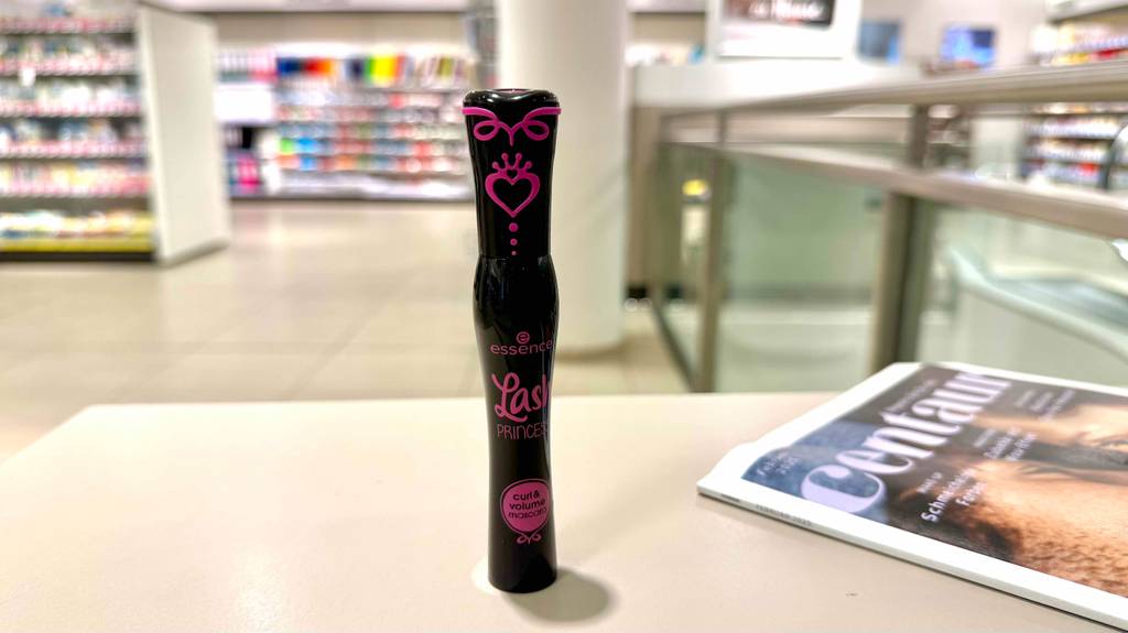 Getestet: Essence-Mascara steht neben einer Zeitschrift im Drogeriemarkt.
