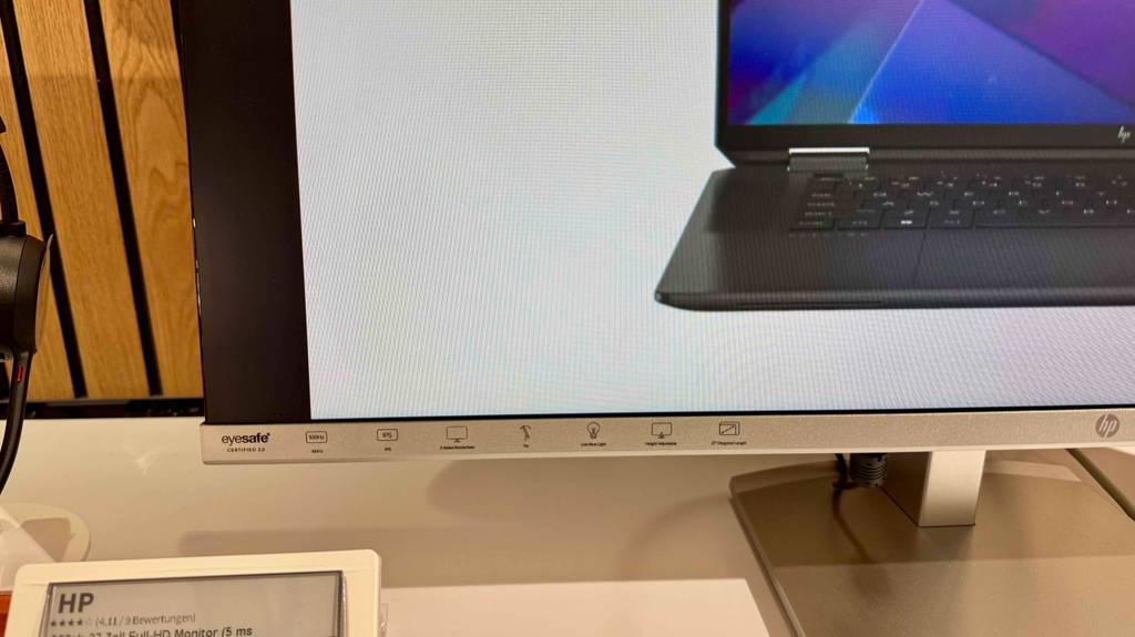 Detailansicht des Bildschirms eines getesteten HP-Monitors mit 27 Zoll Diagonale.