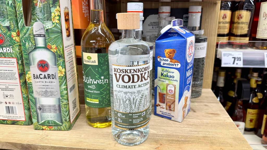 Eine Flasche mit getestetem Koskenkorva-Vodka steht neben weiteren Flaschen mit Alkohol auf dem Regal.