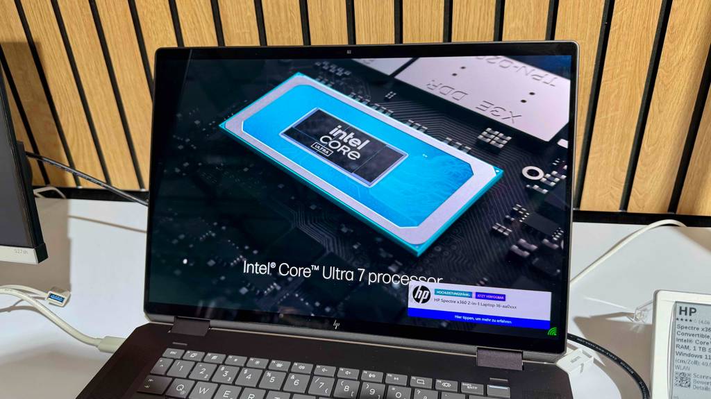 Laptop-Windows-11 im Test: Detailansicht des eingeschalteten Bildschirms eines HP-Modells.