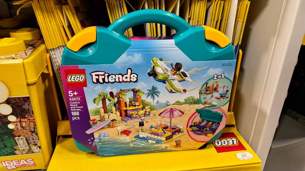 Ein Koffer mit getesteten Lego-Friends-Klemmbausteinen von LEGO steht auf einem Regal.