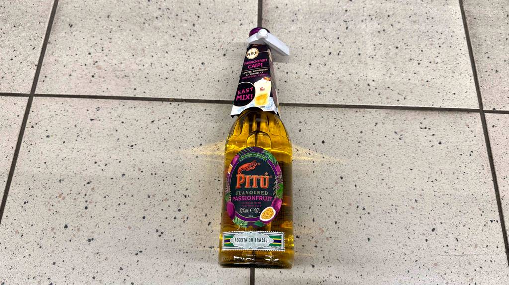 Pitú-Schnäpse getestet: Eine Flasche mit Passionsfrucht-Geschmack liegt auf dem Boden.