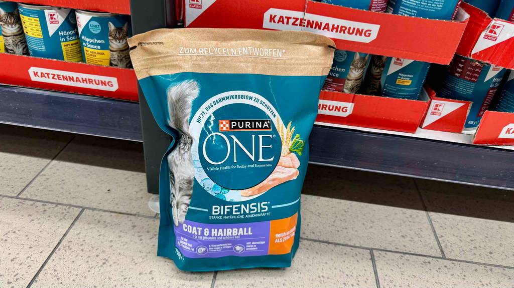 Im Test: Purina-Trockenfutter für Katzen in einer wiederverschließbaren 750-g-Tüte steht por einem Verkaufsregal mit Katzennahrung.