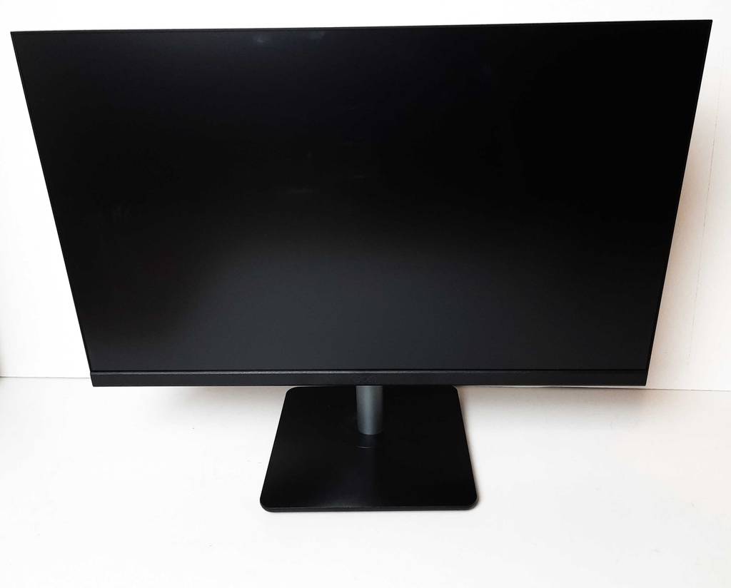 Ansicht von vorn auf einen stehenden schwarzen Acer Monitor mit 24-Zoll im Test.