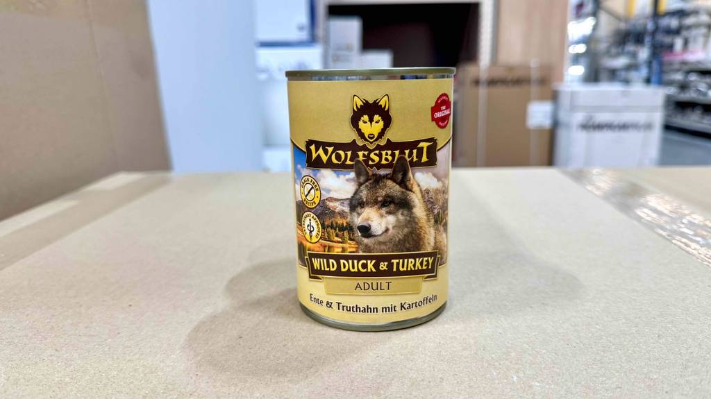 Getestet: Wolfsblut-Nassfutter steht innerhalb der Dose auf einem Karton im Supermarkt.
