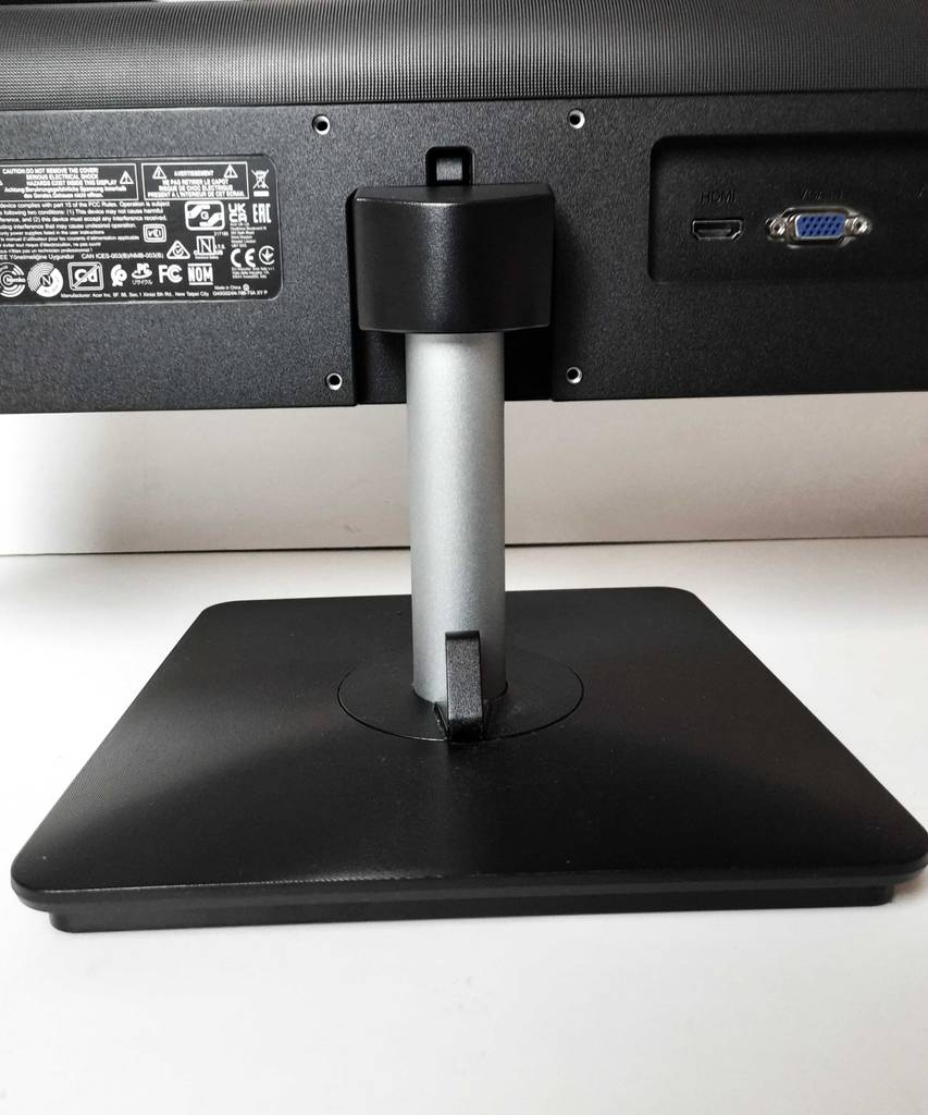 Nahaufnahme des Standfußes von einem schwarzen Acer Monitor mit 24-Zoll im Test.